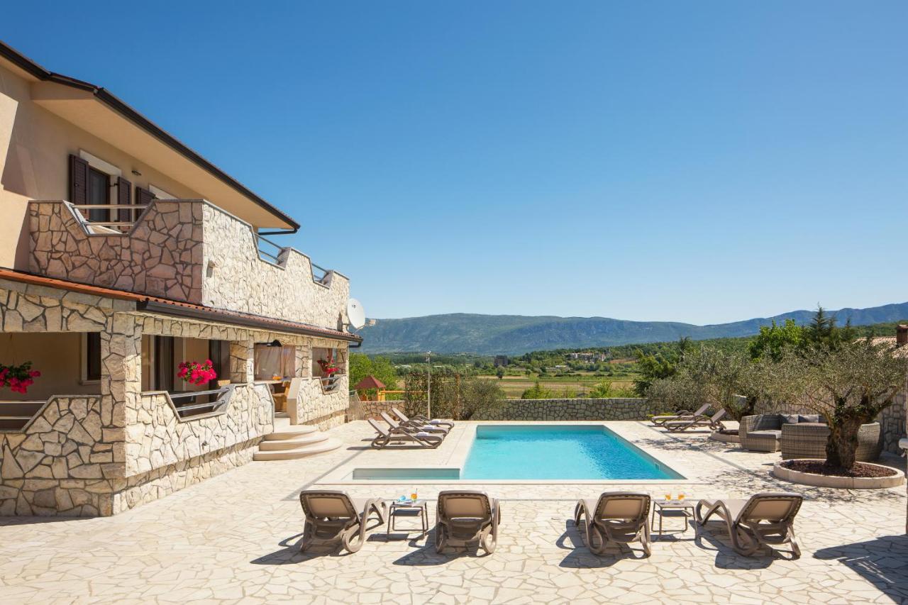 Villa Vesna With Sauna, Hot Tub Potpićan Eksteriør bilde