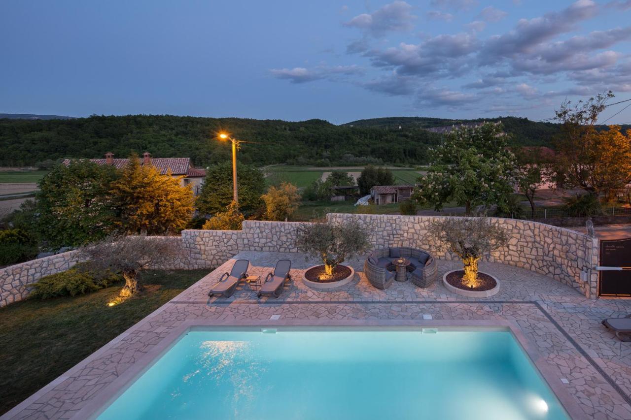 Villa Vesna With Sauna, Hot Tub Potpićan Eksteriør bilde
